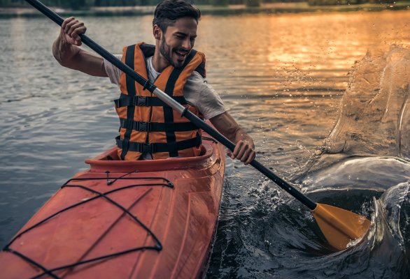Deportes acuáticos divertidos kayak