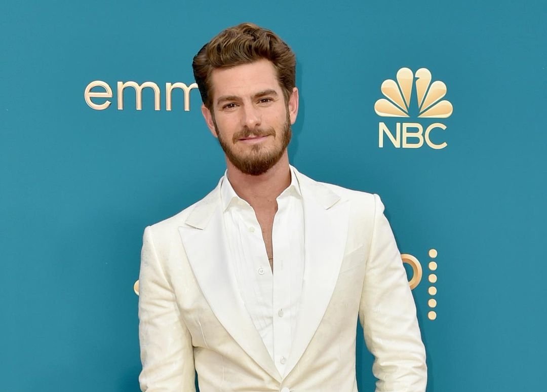 Andrew Garfield traje blanco