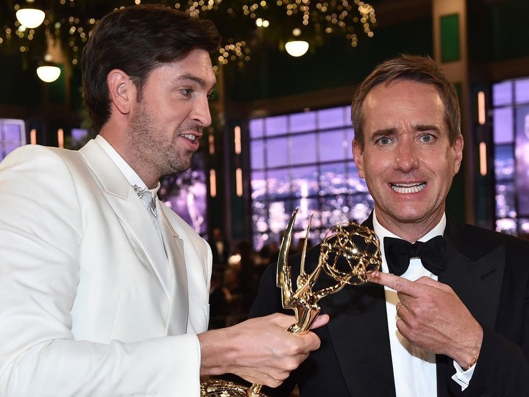 Nicholas Braun traje blanco Emmy