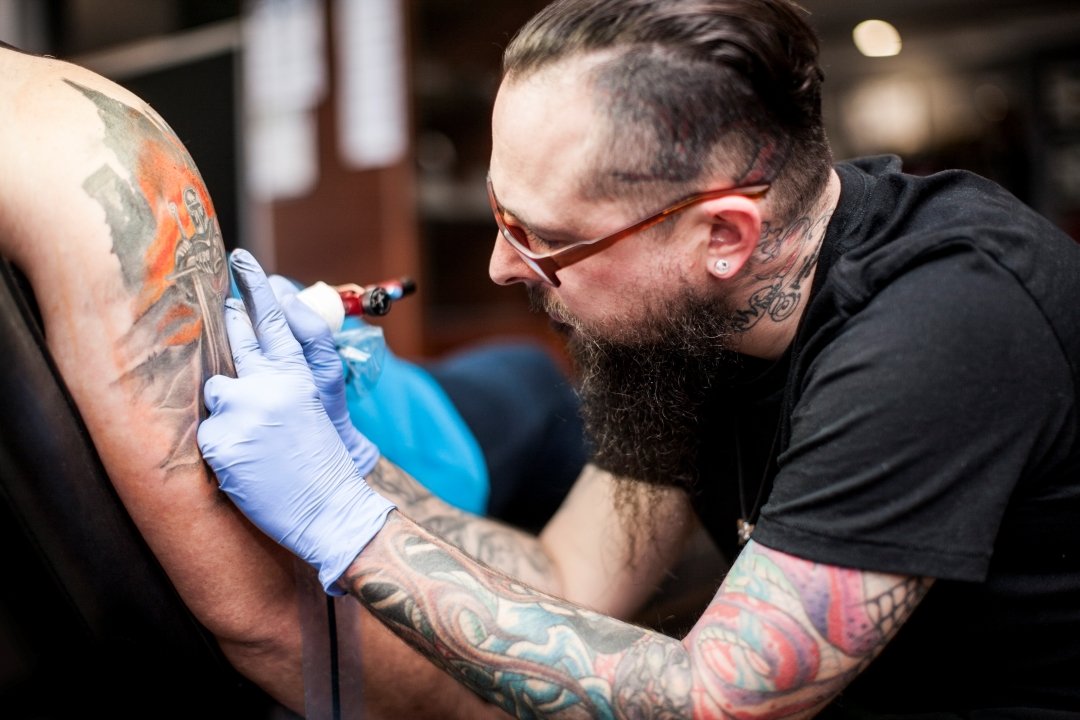 Can los tatuajes hacer mas atractivo a un hombre