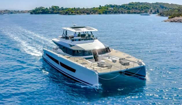 Catamarán Power 67