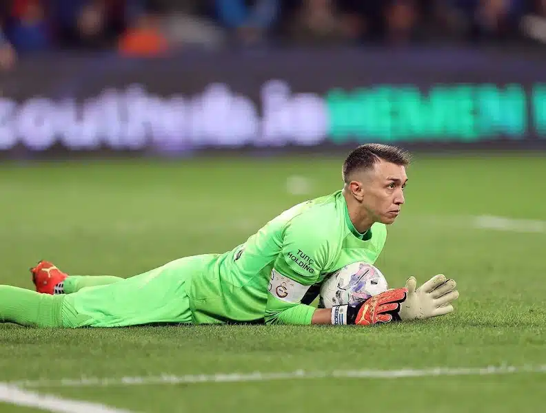 futbolistas que no nacieron en el país en el que juegan