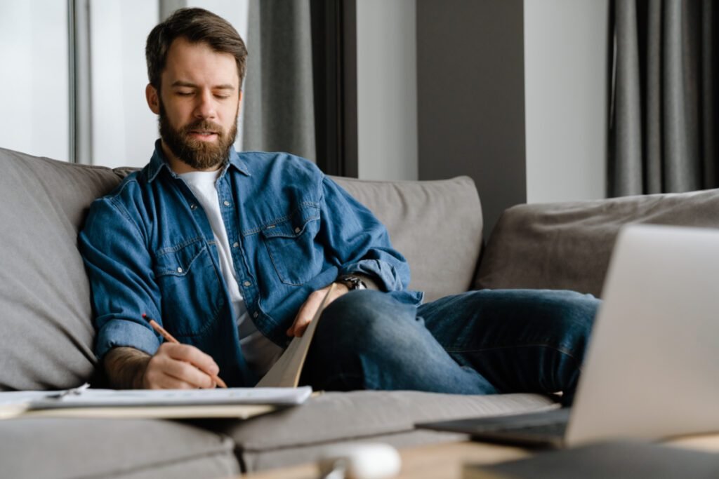 salud mental hombre journaling