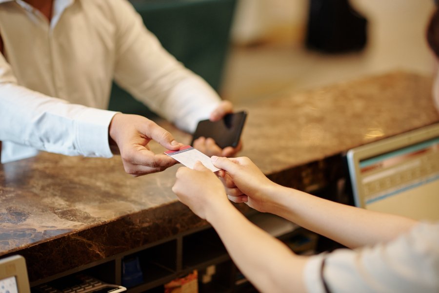 Qué es el check in en un hotel