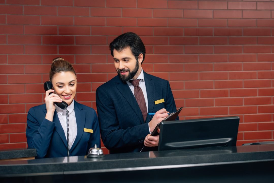 que hace un recepcionista de hotel