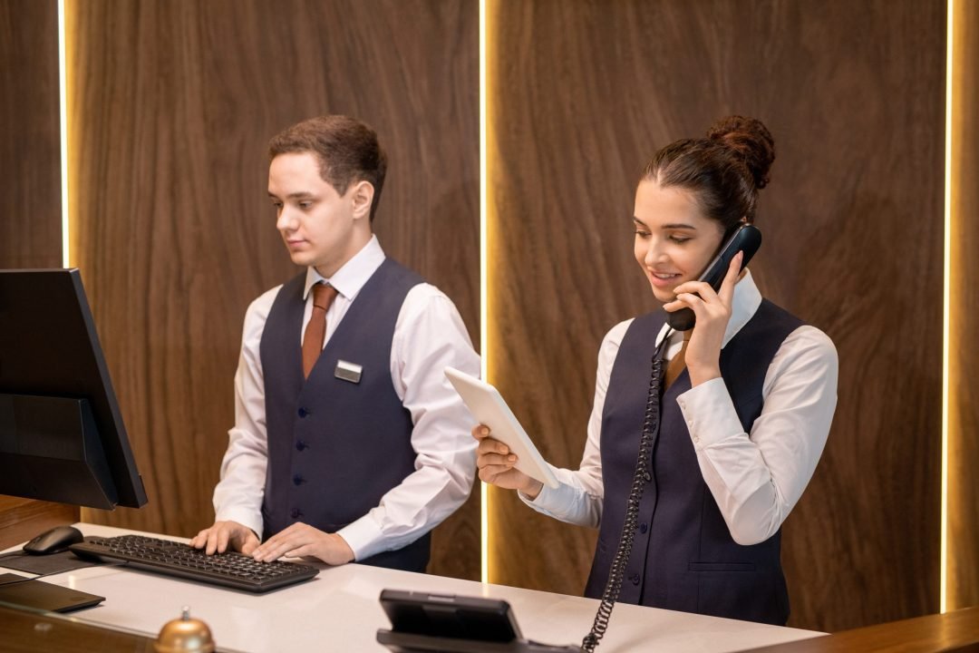 que hace un recepcionista de hotel