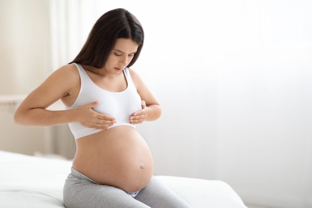 A los cuántos meses de embarazo sale leche de los senos