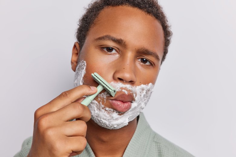 Cómo afeitarte para evitar granos