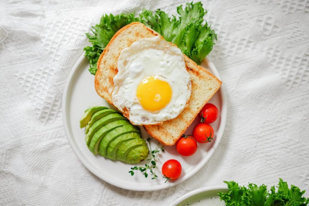 Huevos y aguacate recetas para dieta saludable
