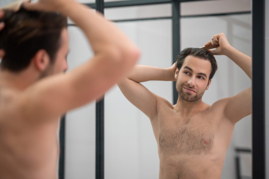 Cómo evitar el pelo graso hombres