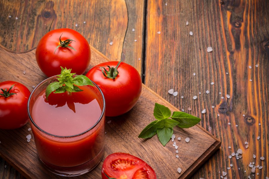 es bueno el jugo de tomate