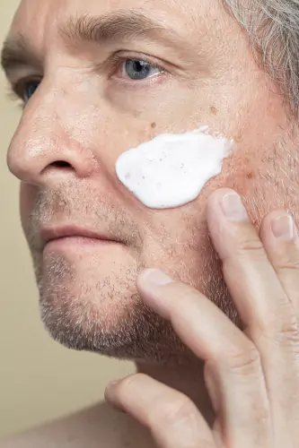 hombre cuidado piel