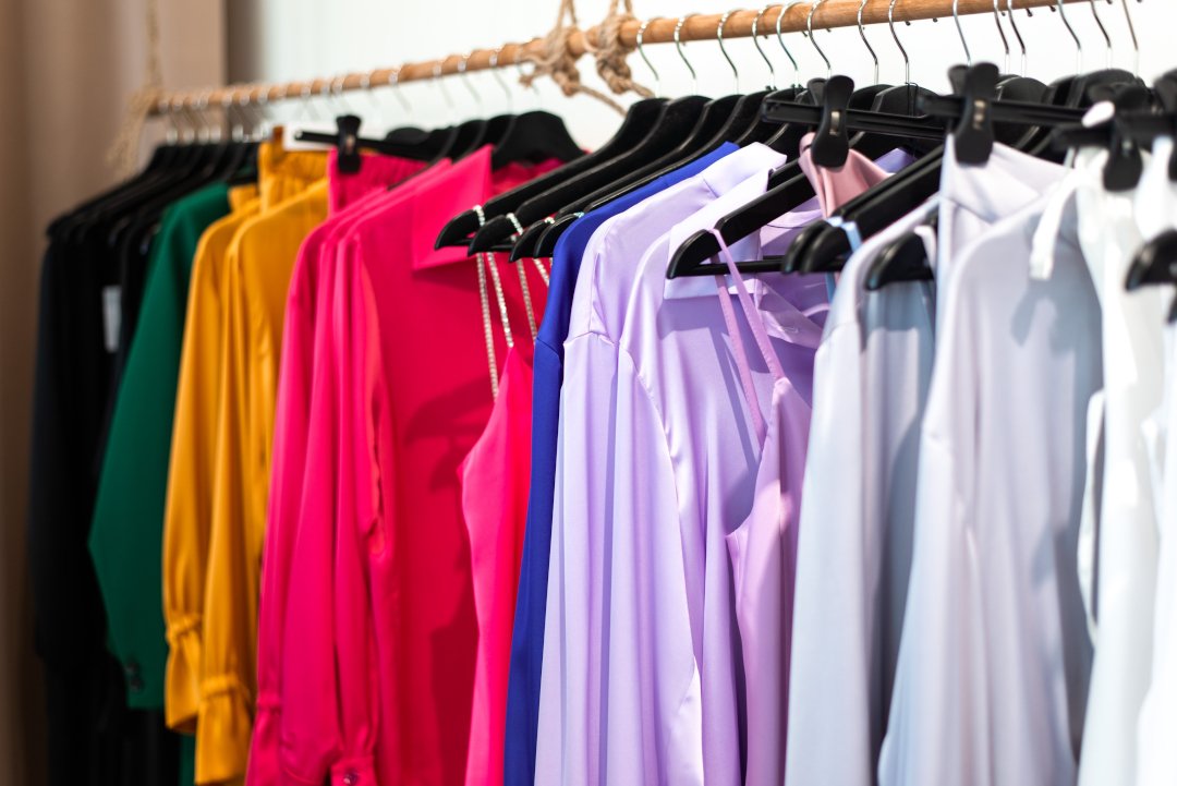 incorporar colores vestimenta ropa rack tienda