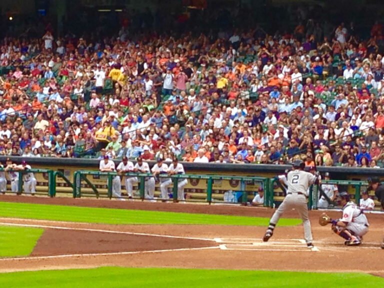 nino atrapa pelota beisbol estadio