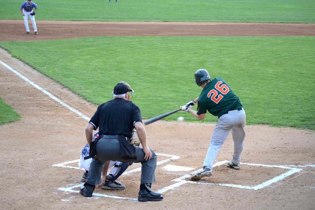 nino atrapa pelota beisbol